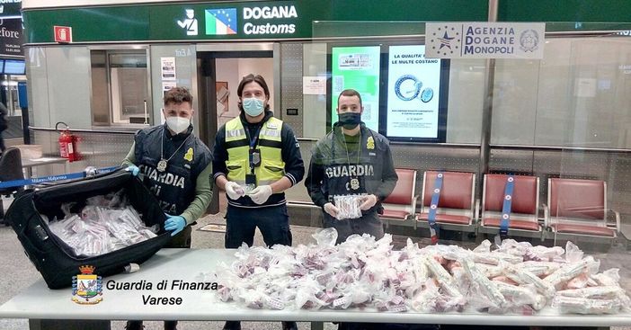Malpensa, in valigia 50mila medicinali senza documentazione. Passeggera denunciata Malpensa, in valigia 50mila medicinali senza documentazione. Passeggera denunciata