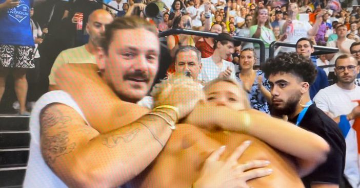 Jacopo Martinenghi abbraccia il fratello Nicolò, fresco di medaglia d'oro