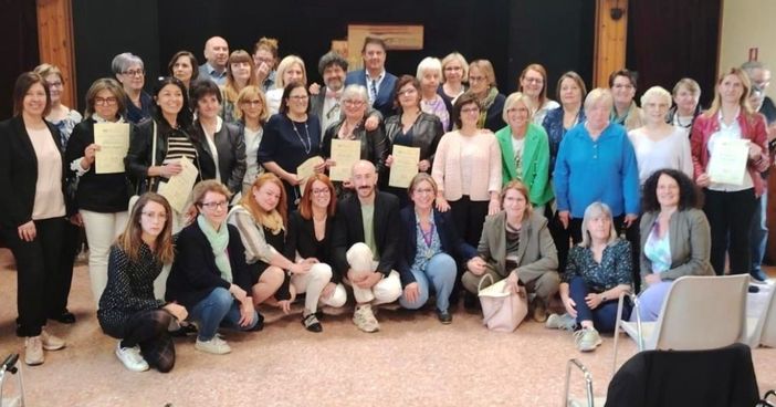 Una parte dei 98 infermieri premiati e, sotto, il presidente dell’Ordine delle Professioni Infermieristiche di Varese Salvatore Santo Una parte dei 98 infermieri premiati e, sotto, il presidente dell’Ordine delle Professioni Infermieristiche di Varese Salvatore Santo