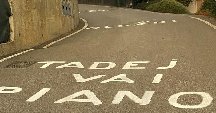 Ciclismo puro: una mano benevola chiede a Pogacar di non farli morire tutti sulla salita delle Cinque Piante che da Oltrona condurrà a Barasso. Più avanti qualcuno inneggia anche Renzo Oldani, patron della Binda Ciclismo puro: una mano benevola chiede a Pogacar di non farli morire tutti sulla salita delle Cinque Piante che da Oltrona condurrà a Barasso. Più avanti qualcuno inneggia anche Renzo Oldani, patron della Binda