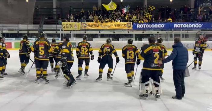 La corsa dei Mastini sotto i tifosi dopo la vittoria ai rigori di Appiano