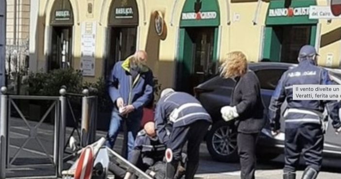 Il vento ha divelto un palo della segnaletica in via Veratti, ferita una donna Il vento ha divelto un palo della segnaletica in via Veratti, ferita una donna