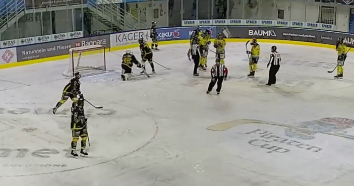 L'Appiano festeggia il 3-0 segnato dopo un netto fallo su Schina non sanzionato