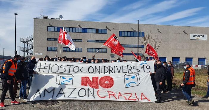 il presidio ad Origgio (foto Facebook Cgil Varese) il presidio ad Origgio (foto Facebook Cgil Varese)