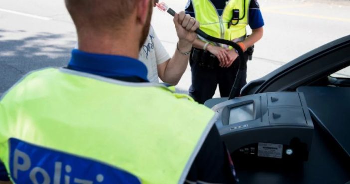 È ubriaco nel salotto di casa sua: gli ritirano la patente È ubriaco nel salotto di casa sua: gli ritirano la patente