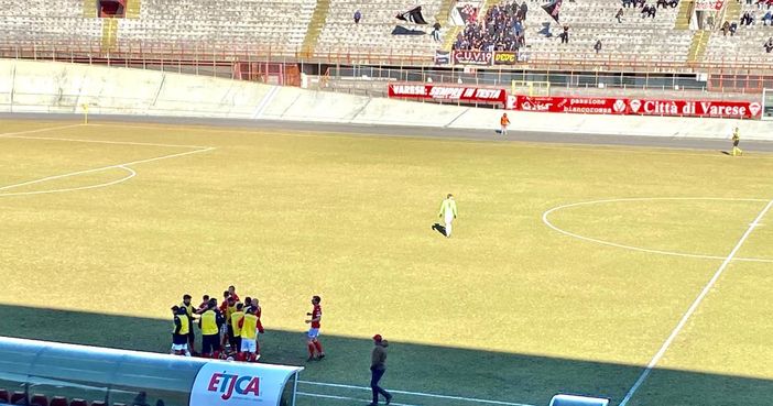 Il mucchio dopo il 2-0. Sotto in gallery Luciano Bonvini prima del via di Varese-Imperia seduto al posto del papà Pietro, scomparso in settimana dopo 66 anni da primo tifoso del Varese al Franco Ossola