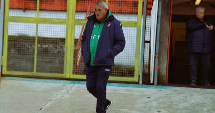 Corrado Cotta e il Varese ai saluti (foto Ezio Macchi) Corrado Cotta e il Varese ai saluti (foto Ezio Macchi)