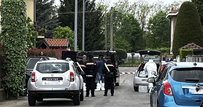 Omicidio di Samarate, il racconto della vicina che ha dato l'allarme: «Era sanguinante e diceva "Li ho ammazzati, bastardi"» Omicidio di Samarate, il racconto della vicina che ha dato l'allarme: «Era sanguinante e diceva "Li ho ammazzati, bastardi"»