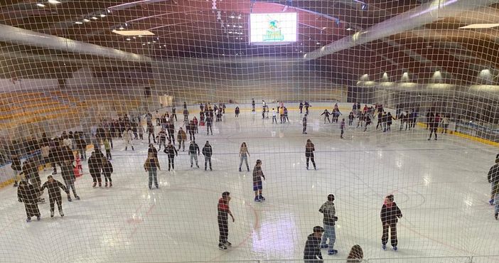 Pienone sabato scorso all'Acinque Ice Arena per il pattinaggio libero
