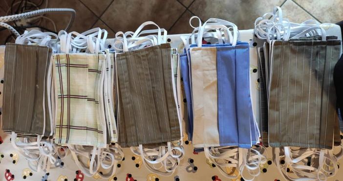 Alcune mascherine cucite a mano e prodotte dall'associazione Sos Varese Aiuta