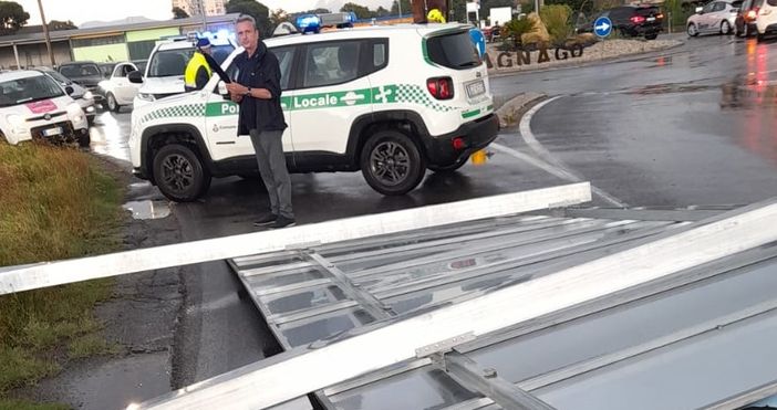Pietro Ottaviani vicino al cartellone che ha bloccato il traffico in zona Tigros Pietro Ottaviani vicino al cartellone che ha bloccato il traffico in zona Tigros