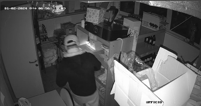 Le immagini delle telecamere interne a Villa Cocca che hanno ripreso il ladro giovedì mattina Le immagini delle telecamere interne a Villa Cocca che hanno ripreso il ladro giovedì mattina