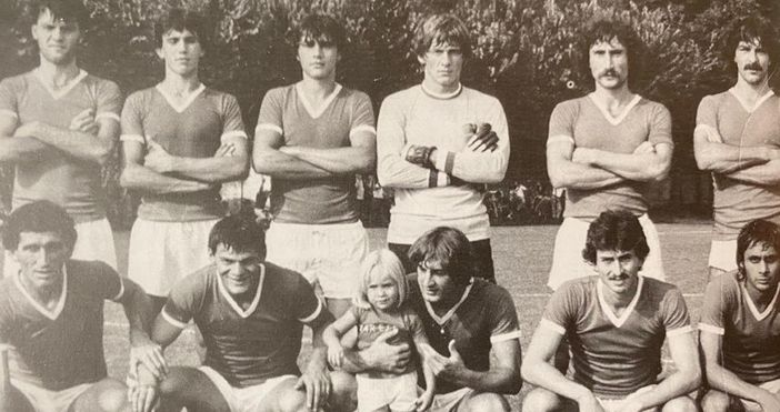Un giovanissimo Luca Pellegrini, secondo in piedi da sinistra nel Varese 1979/80 promosso in serie B: prima di lui in piedi c'è Braghin, dopo Limido, Martina, Vailati e Ascagni. Accosciati da sinistra Cerantola, Acerbis, Doto, Facchini e Di Giovanni (foto da "100 volte Varese" di Vito Romaniello Un giovanissimo Luca Pellegrini, secondo in piedi da sinistra nel Varese 1979/80 promosso in serie B: prima di lui in piedi c'è Braghin, dopo Limido, Martina, Vailati e Ascagni. Accosciati da sinistra Cerantola, Acerbis, Doto, Facchini e Di Giovanni (foto da "100 volte Varese" di Vito Romaniello