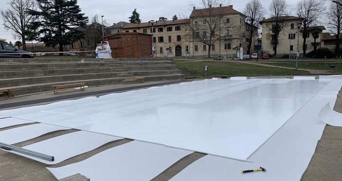 La pista da pattinaggio negli scorsi giorni in fase di allestimento.