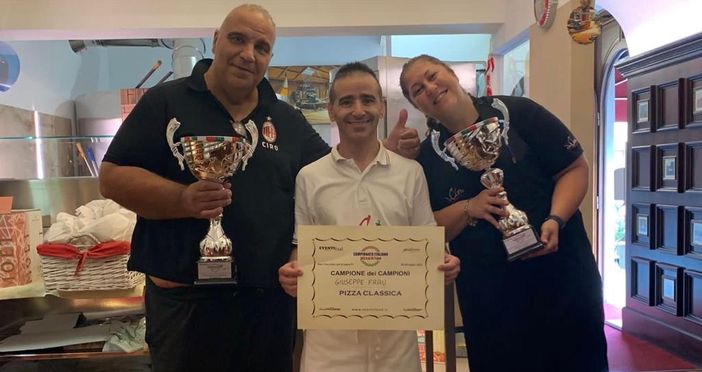 Ciro e Antonella con, al centro, il pizzaiolo Giuseppe