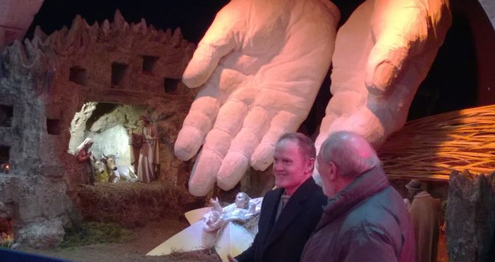 Matthew Broussard davanti ad una sua scultura realizzata a Gemonio (foto di Doride Sandri)