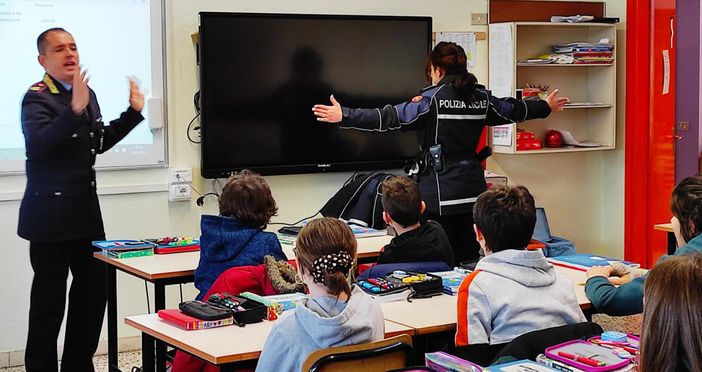 La polizia locale sale in cattedra alla scuola elementare di Luvinate La polizia locale sale in cattedra alla scuola elementare di Luvinate