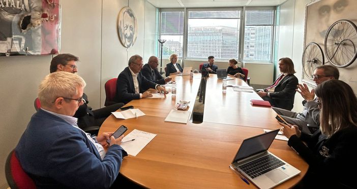 «La Lombardia si conferma un polo d'eccellenza a livello mondiale per l'industria aerospaziale» «La Lombardia si conferma un polo d'eccellenza a livello mondiale per l'industria aerospaziale»