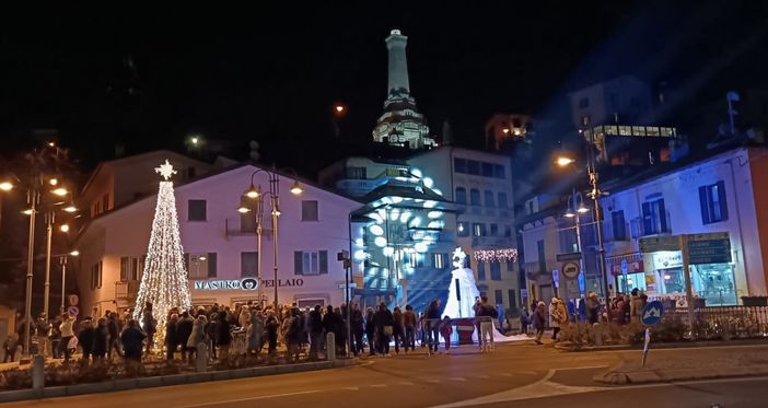 Albero e luci del Natale 2024 in piazza 1° Maggio a Besozzo Albero e luci del Natale 2024 in piazza 1° Maggio a Besozzo