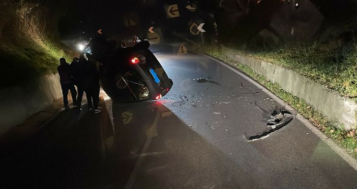 L'auro ribaltata a Malnate