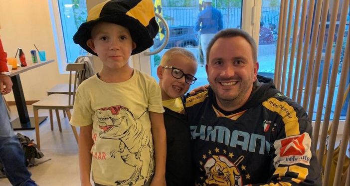 Alessandro Umberto Galbiati e i suoi due "giganti" gialloneri Alberto e Federico. Sotto nella gallery le sue foto del cuore