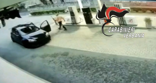 Follia sul lago Maggiore: danneggia decine di auto e punta un fucile contro i carabinieri, arrestato uno svizzero