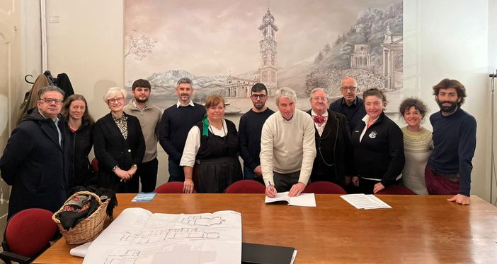 La firma dell'accordo a Palazzo Estense tra Comune e associazioni che permetterà di fare tornare a vivere la scuola Baracca di Capolago