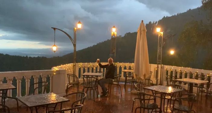 Giuseppe Marangon stasera brinda con il ghiaccio al Ristorante Sacro Monte