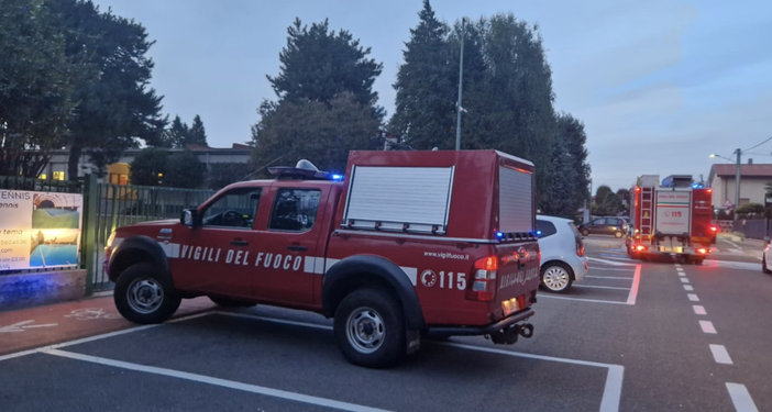 Forte odore di gas a scuola, una ventina di bambini abbandona la classe: soccorsi in azione a Lonate Ceppino