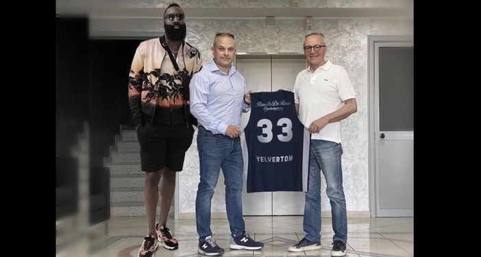 Il nuovo giocatore dell’Az Saronno, James Yelverton, con i dirigenti del club cittadino. A destra il presidente Ezio Vaghi Il nuovo giocatore dell’Az Saronno, James Yelverton, con i dirigenti del club cittadino. A destra il presidente Ezio Vaghi