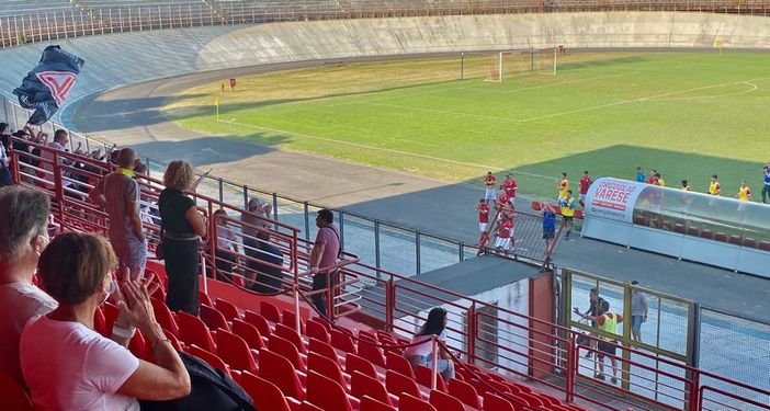 L'applauso finale della tribuna, dove ha fatto un gran tifo la curva, ai giocatori biancorossi L'applauso finale della tribuna, dove ha fatto un gran tifo la curva, ai giocatori biancorossi