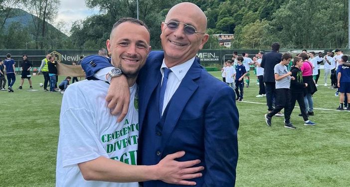 Beppe Sannino, classe 1957, abbracciato a Donato Disabato dopo la promozione con il Paradiso