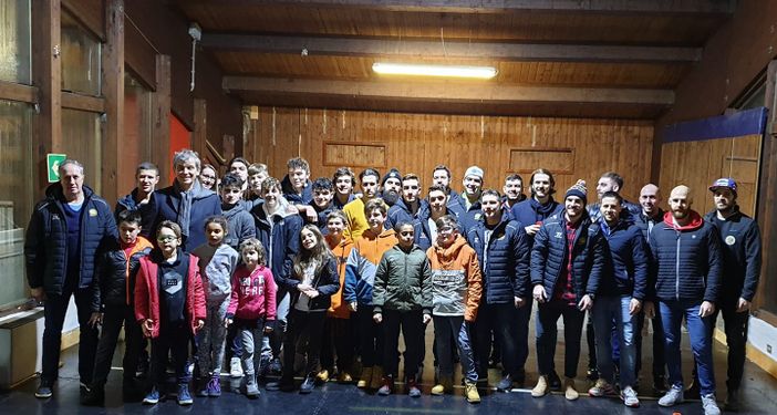 La famiglia giallonera si è ritrovata in settimana per gli auguri di Natale. Stasera ad Appiano il Varese può regalare alla città uno storico primato in classifica sotto l'albero