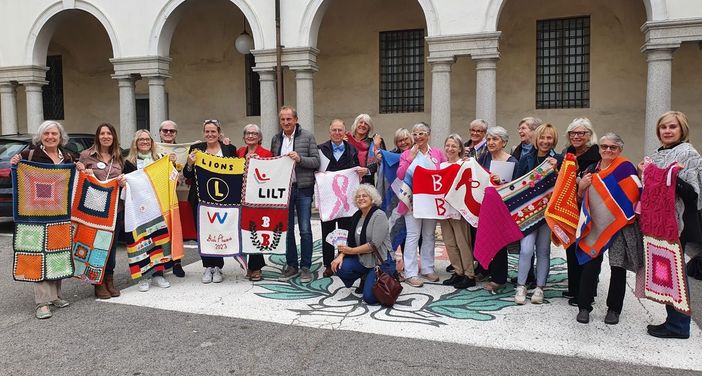 Il filo della solidarietà unisce le generazioni: duemila coperte pronte a colorare piazza San Giovanni