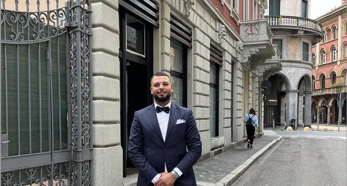 Ahmed Abdelhafez davanti al suo locale, lo Smile di via Ugo Foscolo a Varese Ahmed Abdelhafez davanti al suo locale, lo Smile di via Ugo Foscolo a Varese