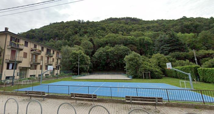 L'area del campo da basket in via Papa Giovanni XXIII, a Besano