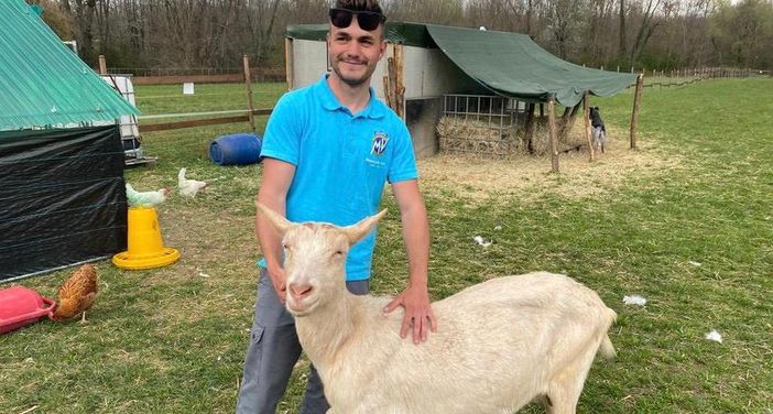 Il malnatese Matteo Bissacca, 21 anni, insieme alla sua Bianca nei prati tra Varese e Schianno dove sta costruendo la sua vita da contadino e il sogno della sua fattoria Il malnatese Matteo Bissacca, 21 anni, insieme alla sua Bianca nei prati tra Varese e Schianno dove sta costruendo la sua vita da contadino e il sogno della sua fattoria