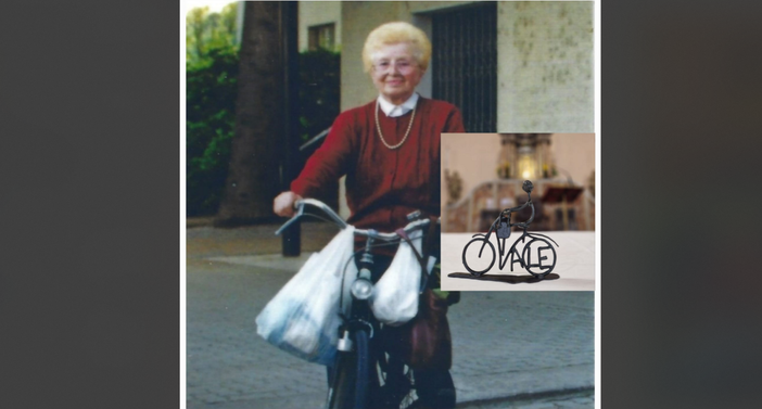 Valentina Picchetti in sella alla sua bici e vicino la scultura realizzata da Rodolfo Venturoli (foto dalla pagina Facebook della Pro loco Monvalle)