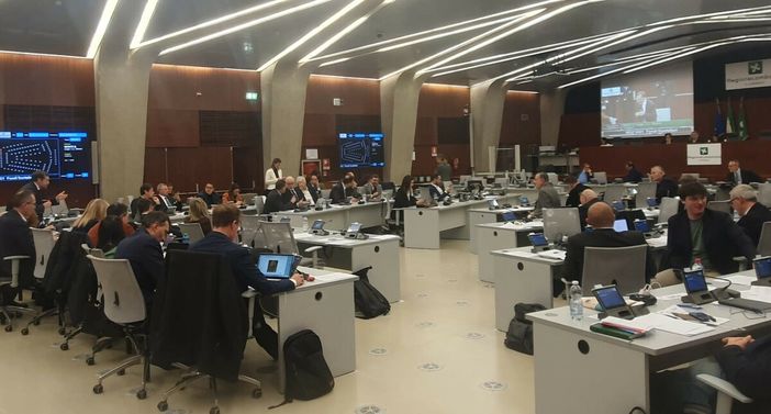 Ristorni dei frontalieri, in Regione passa la mozione della maggioranza. Scontro Monti-Astuti Ristorni dei frontalieri, in Regione passa la mozione della maggioranza. Scontro Monti-Astuti