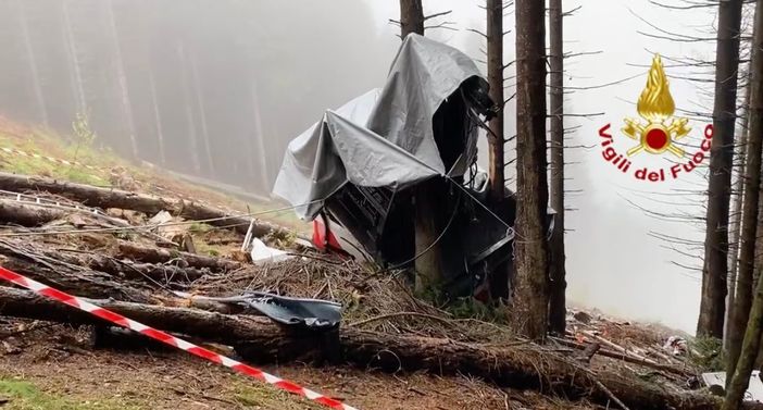 Il giorno dopo la tragedia: nel video il silenzio e quel telone grigio sotto la pioggia