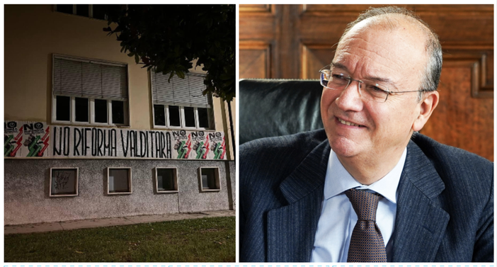 Lo striscione di contestazione. A destra: il ministro Valditara Lo striscione di contestazione. A destra: il ministro Valditara