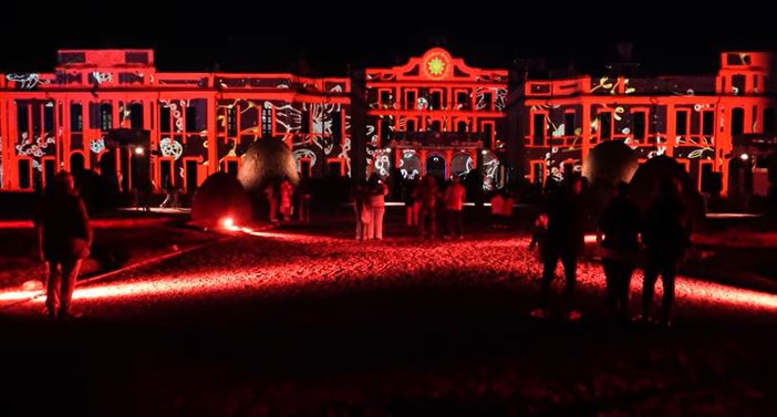 Palazzo Estense illuminato con le proiezioni natalizie di questi giorni