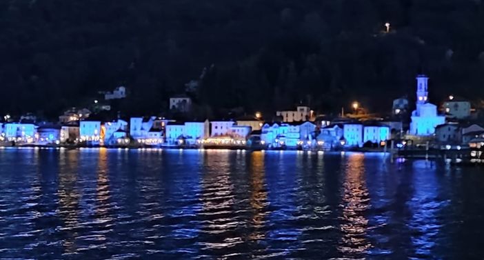 Il lungolago di Porto Ceresio, ieri sera illuminato di blu