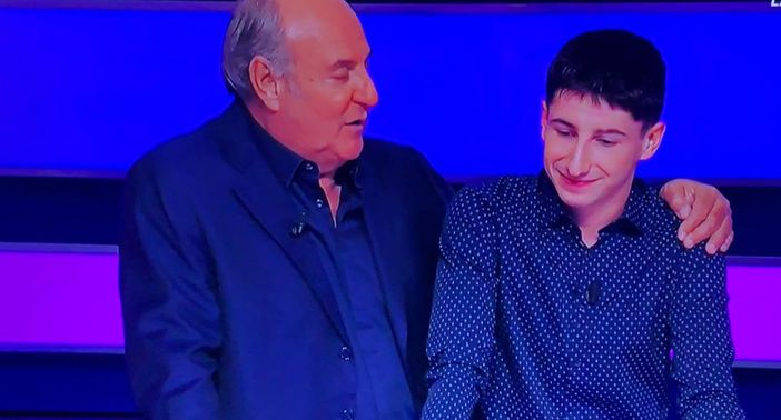 Gerry Scotti saluta il campionissimo di Varese, Andrea Siciliano, che ha accompagnato per sette serate l'edizione da record della Ruota della fortuna su Canale 5 Gerry Scotti saluta il campionissimo di Varese, Andrea Siciliano, che ha accompagnato per sette serate l'edizione da record della Ruota della fortuna su Canale 5