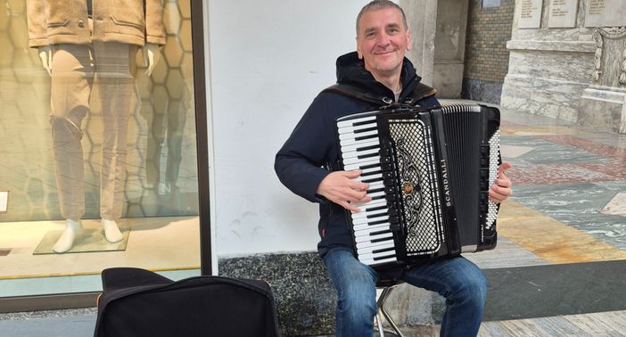 Konstantin con la sua fisarmonica e la sua musica allevia da anni ogni giornata varesina all'Arco Mera