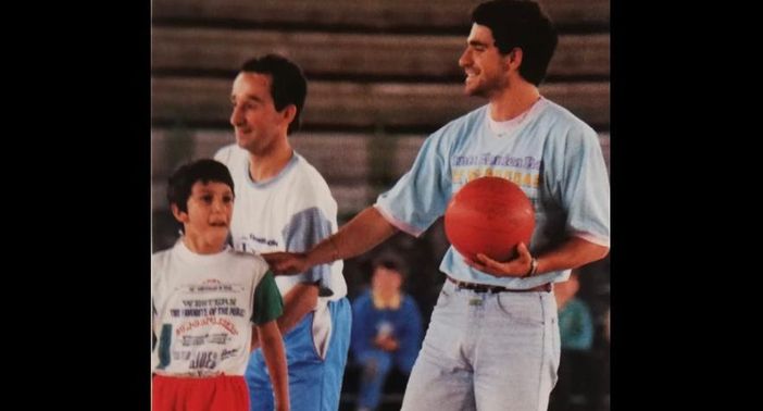 Nella foto di copertina un giovane Bruno Arena, nelle vesti di istruttore di minibasket, vicino a un altrettanto giovane Max Ferraiuolo, all'epoca giocatore della Divarese Varese