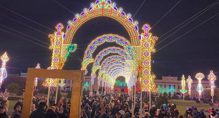 FOTO e VIDEO - Il Giardino Incantato incanta i varesini: oltre 10 mila persone all’accensione delle luci