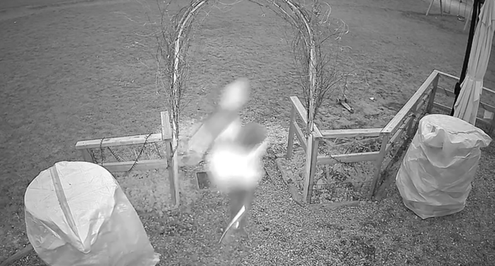 La fuga di uno dei due ladri ripresa dalla videosorveglianza