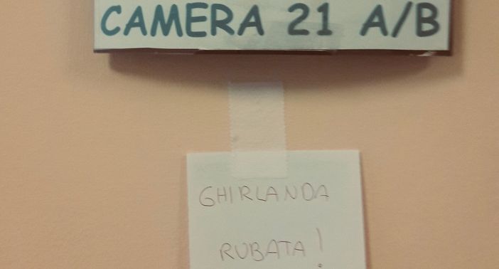 Natale senza cuore: tre ghirlande natalizie rubate nel reparto di Cardiologia del Circolo Natale senza cuore: tre ghirlande natalizie rubate nel reparto di Cardiologia del Circolo