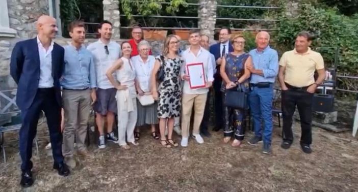 VIDEO E FOTO. La Famiglia Bosina al Sacro Monte fa toccare il cielo con un dito ai ragazzi del Ferraris, tra poesie in dialetto e uno scenario fantastico